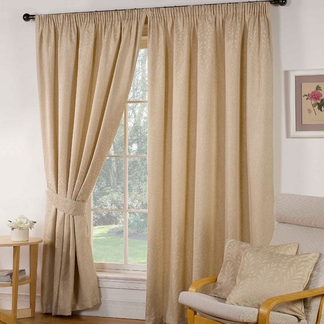 nápady na záclony svetlé osviežujúce ľahké zariadenie