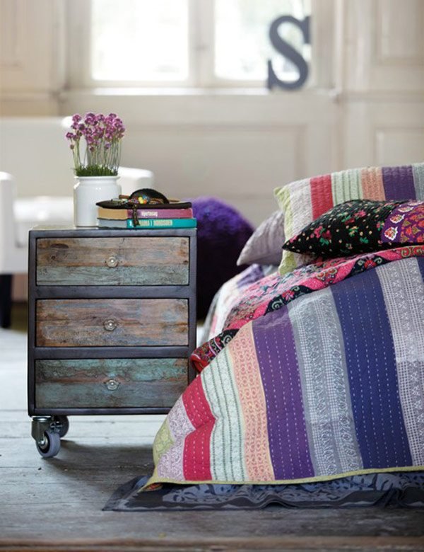 nápady na nočné stolíky s kolieskami neobvyklého dizajnu