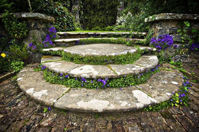 záhradný dizajn s kameňmi záhradné schody okolo vysadené