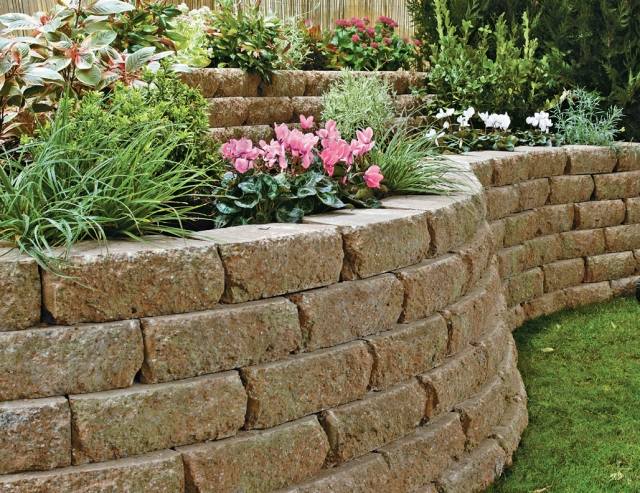 záhradný dizajn s kamennou opornou stenou kvety vyvýšené postele