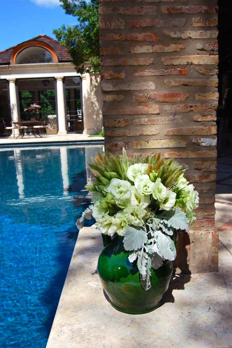 Dekoratívna váza z glazovanej hliny s bielymi kvetmi deko-nápady-záhradný-dizajn-váza-keramicko-ílovo-glazované-zeleno-biele-kvety