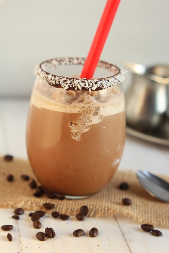 S kokosovou a čokoládovou mokkou kávou ľadovou alebo teplou Chladená káva Mocha Coco