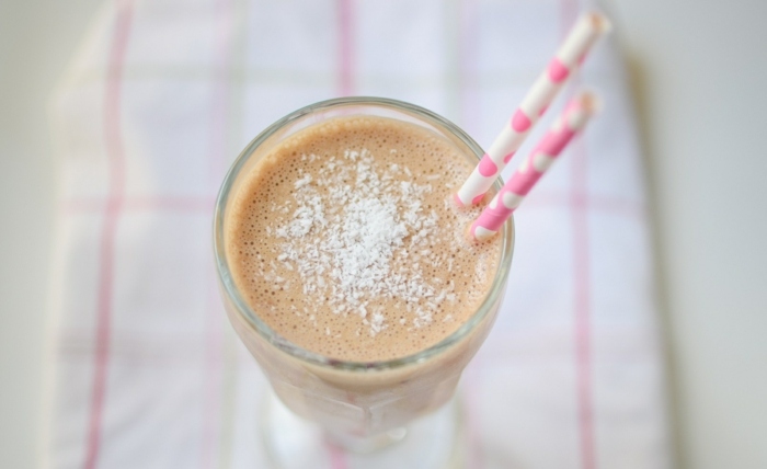 Kávový mliečny kokteil s banánom a kokosom Banánovo -kokosový kávový kokteil