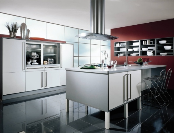 Luxusný kuchynský ostrovček s lesklou čiernou podlahou