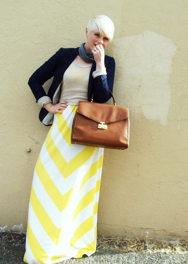 Svieža kombinácia s bundou a šálom maxisukňa-žltá bunda-dlhé-leto