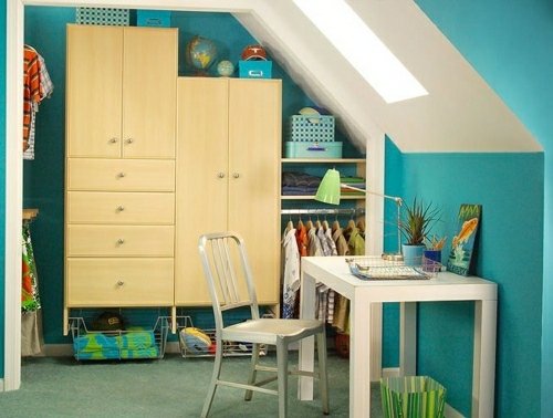 Šikmý stropný šatníkový systém do detskej izby Šikmá stropná skriňa do detskej izby