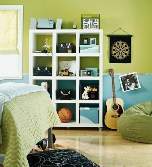 Dospievajúci chlapec nastavil otvorené police Dospievajúci chlapec zariadil úložisko