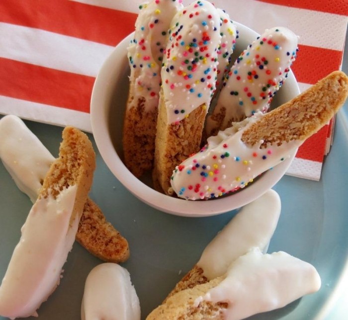 Aromatické-biscotti-s-vanilkovo-mandľovými sušienkami-cukrovými perlami-vianočné