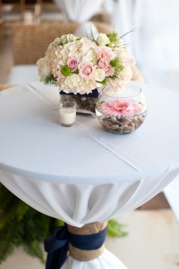 Koktailové stoly sú zdobené bielymi akcentmi malý stôl-dekorácia-svadba-pláž-biela