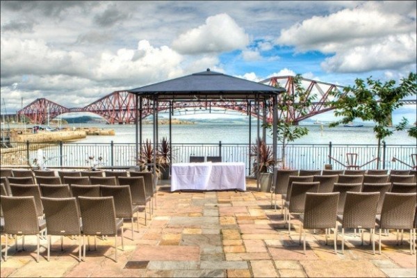 Svadobný stan so stoličkami pre hostí sobáš-plážový obrad-príprava-nápad-návod