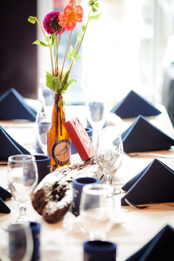 Dekorácia vo fľašiach od piva na extravagantnú svadbu deco-coast-svadobná-obrúska-kvetinový-design