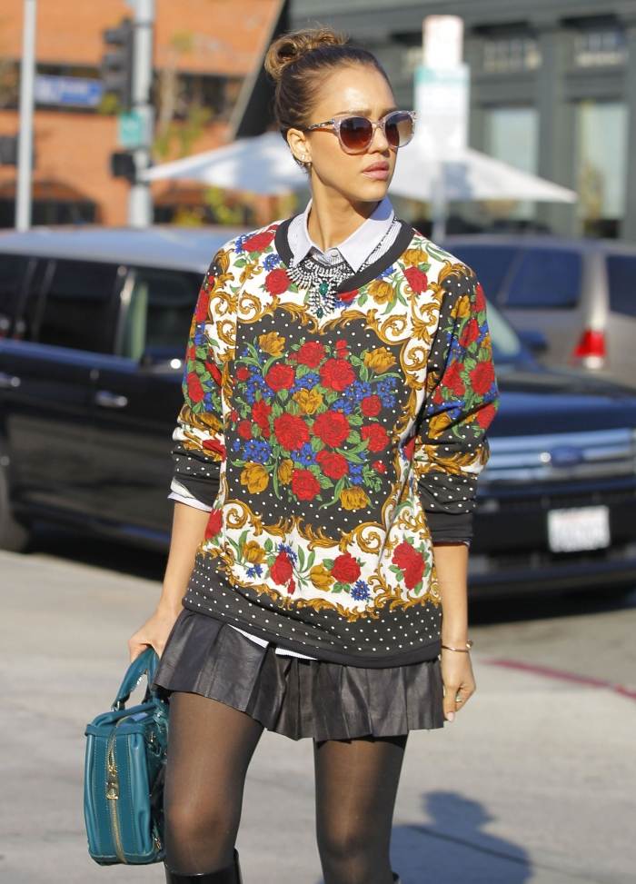 sveter-sukňa-kombinácia-jeseň-krátka-čierna sukňa