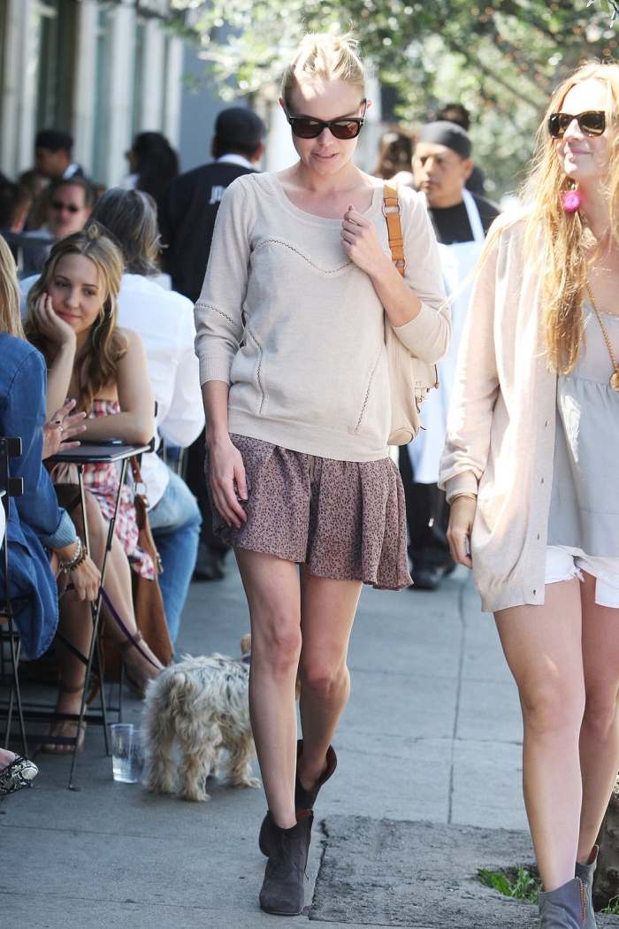 sveter-sukňa-kombinácia-kate-bosworth