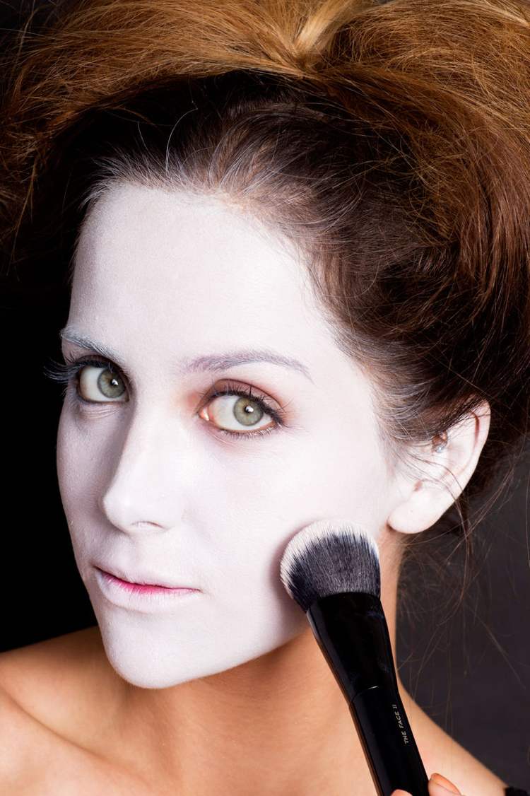 Tipy na líčenie na Halloween -make-up-face-biely-púder-naneste