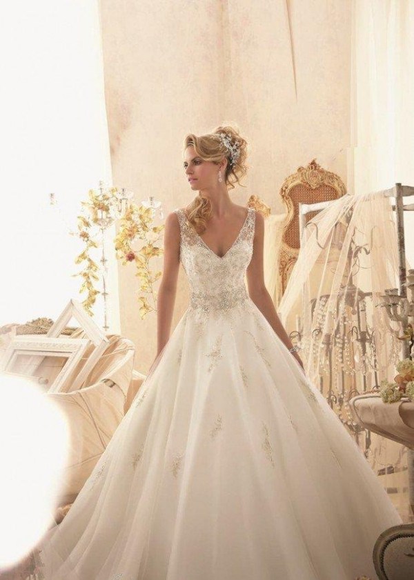 elegantné plesové svadobné šaty s výstrihom do V