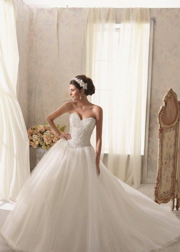 srdce výstrih nápad vyšívanie plesové šaty nevesta