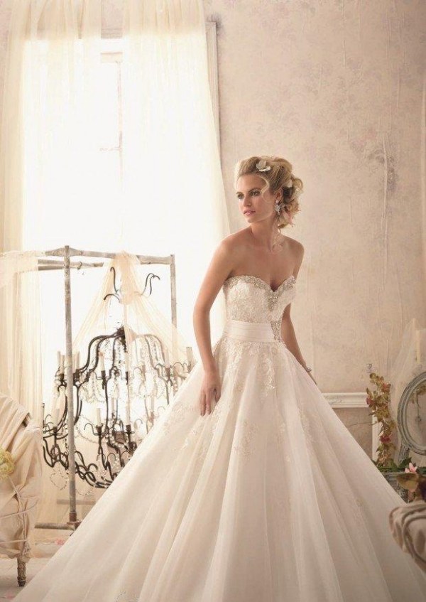 svadobné spoločenské šaty s výstrihom do srdca