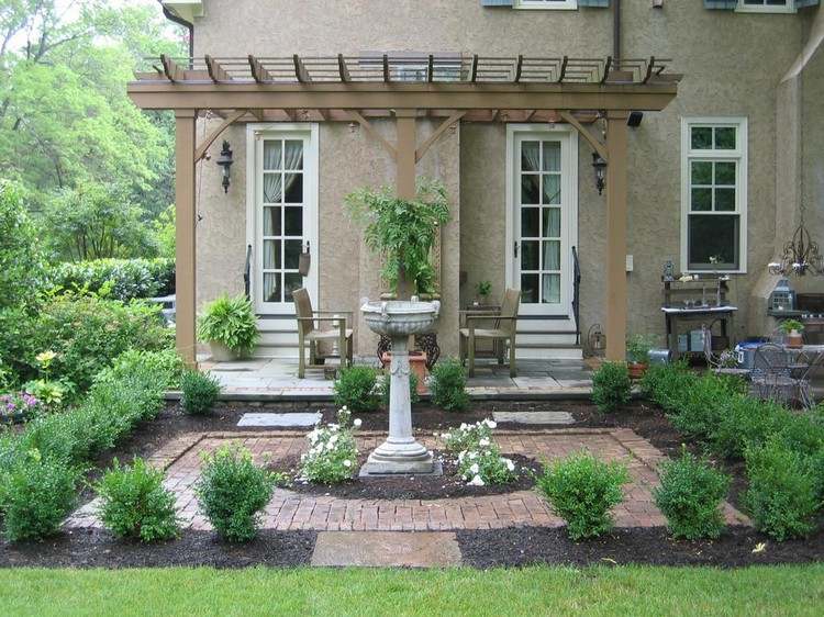 Dvorový dizajn v anglickom štýle so symetriou nápady-dvor-záhradný-dizajn-anglicky-záhradné-kríky-symetrické