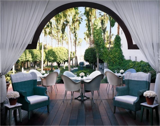 vonkajšia reštaurácia terasa nábytok popínavé rastliny vonkajšia reštaurácia terasa nábytok popínavé stromy