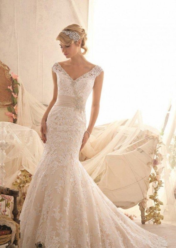 Dlhá sukňa s vlečkou, široký opasok s ozdobou čipkované šaty dlhý vlak nevesta móda