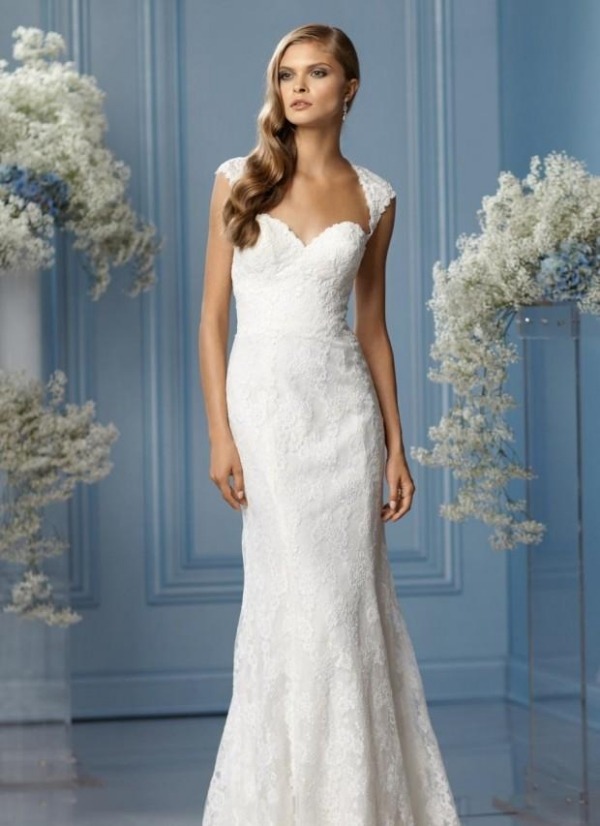 Šaty pre štíhlu postavu, ktoré podčiarkujú tvary čipkované svadobné šaty s dlhými tenkými rukávmi