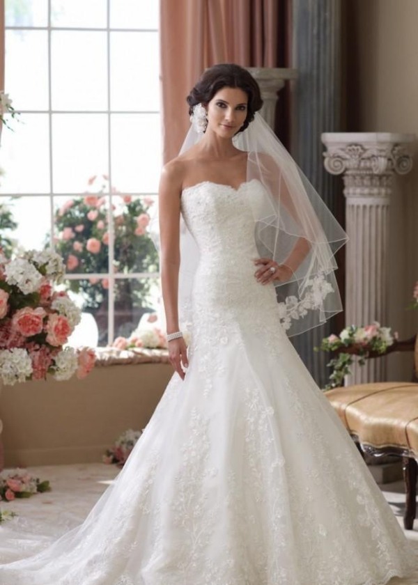 Sukňa je široká a ušitá na mieru elegantné šaty-zlatíčko-nevesta-2014