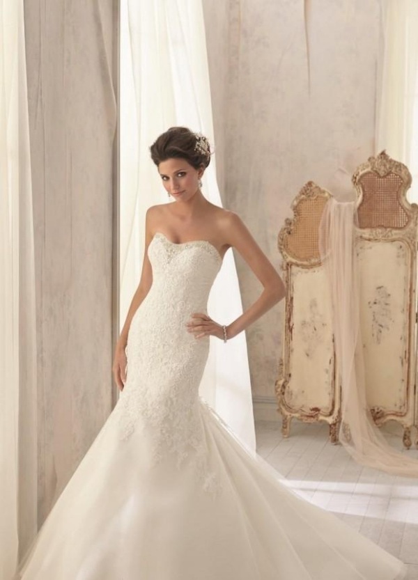 Sukňa je na vrchu zdobená výšivkou šik-šaty-nevesta-srdce-výstrih-dlhý