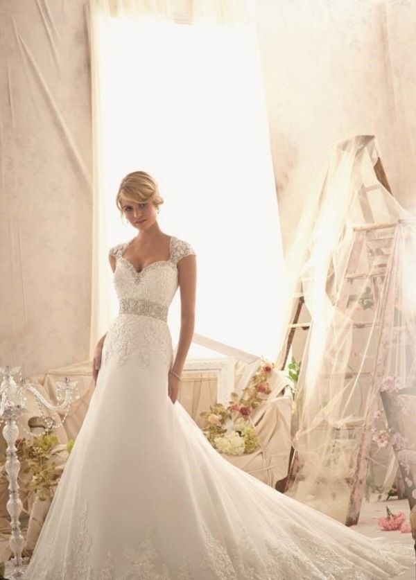 Výstrih Carmen s elegantným opaskom dlhé šaty-čipky-nevesta-nápady-móda