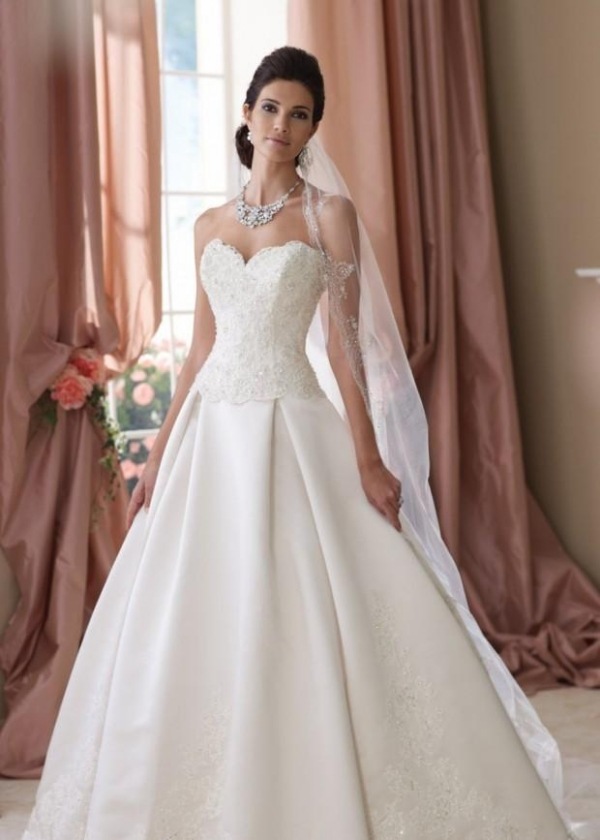 Dlhý závoj je ozdobený ozdobou výstrih so srdiečkom-nápad-šaty-nevesta-dlhé