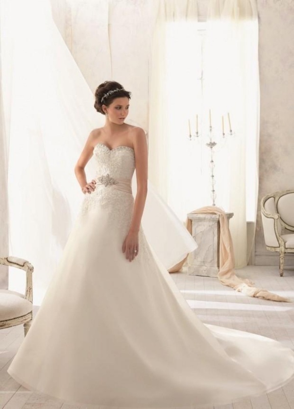 Dlhý vláčik vyrobený zo šifónu, zdobený korzetom bustier srdce výstrih čipky šaty nápad