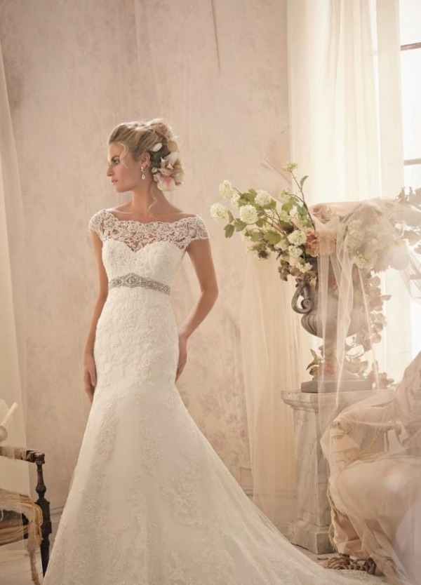 Šaty sú zdobené výšivkou a drahými kameňmi dlhé šaty-čipky-svadobné-nápady-móda