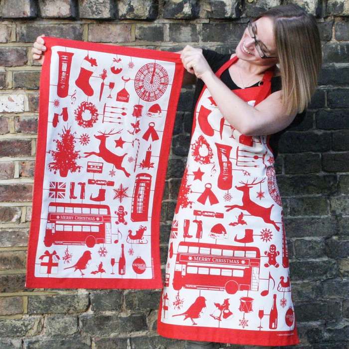 Kuchynská zástera a súprava utierok s vianočnou potlačou v červenej a bielej farbe sada utierok-s-vianočnou potlačou-zástera-vianočná