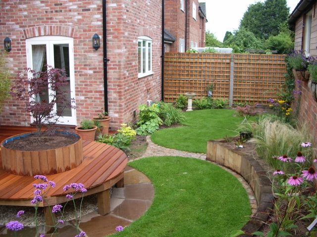 okrúhla lavička drevo originálne zábavné deti priatelia sedia spolu