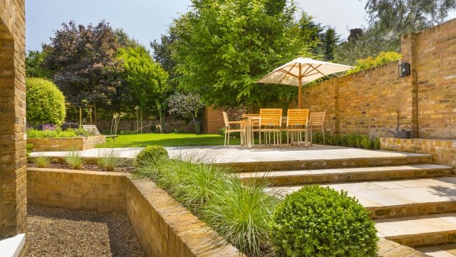 krásne veľké domové schody slnečník stolové stoličky