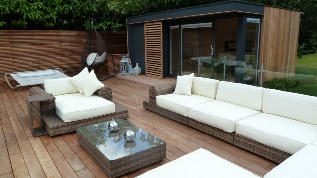 nápady na záhradné drevené podlahy biele čalúnenie