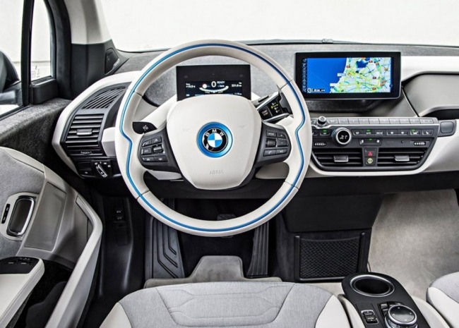 2014 Test BMW i3 interiérový displej volantu