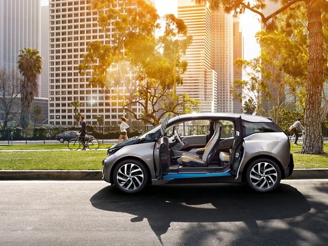 Exteriérový mestský elektromobil BMW i3 2014