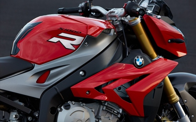 2014 motocykel BMW S 1000 červený