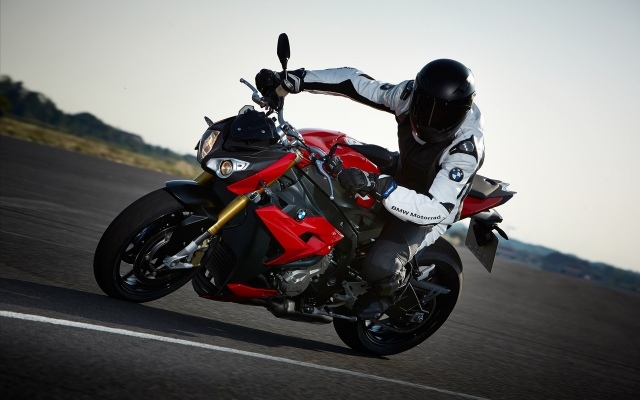 Motocykel BMW S 1000 2014 vzrušujúci
