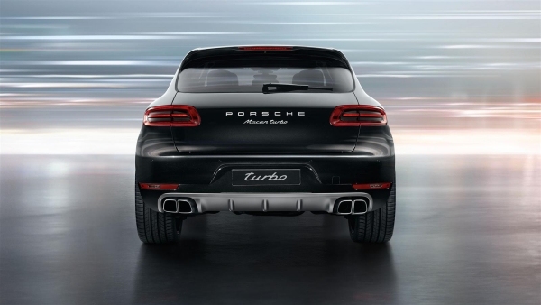 Zadný pohľad na Porsche Macan Turbo v roku 2015