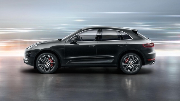 porsche macan turbo čierny bočný pohľad