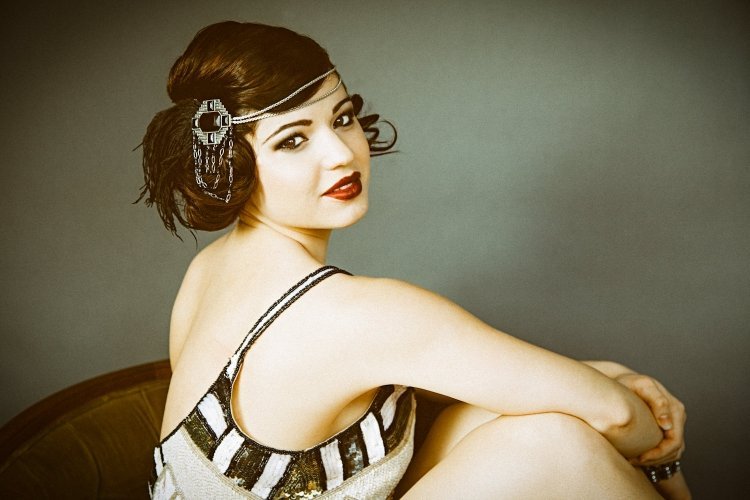 20. roky-účesy-urob si sám-téma-párty-vlasové doplnky-dlhé-bob-flitrové šaty