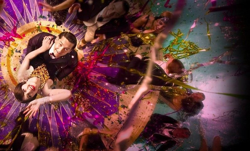 Móda 20. rokov 20. storočia - vtedy sa oslavoval život 20. roky-inšpirované módou-zlaté náhrdelníky-Gatsby