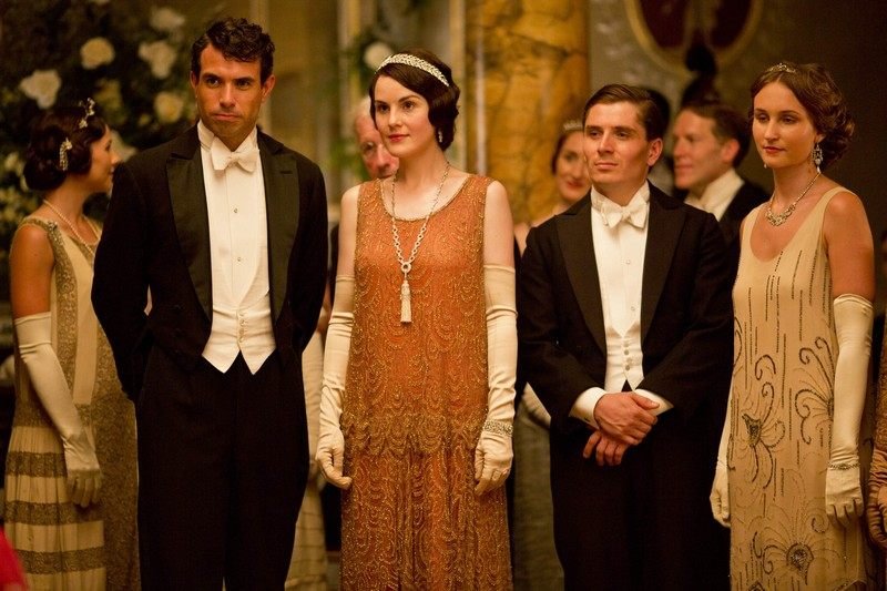 Móda 20. rokov - večerné šaty a elegantné obleky z televízneho seriálu Downtown Abbey 20. roky-módne outfity-ženy-muži-nápady-rukavice-dlhé