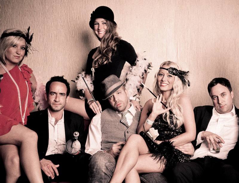 Večerné oblečenie v štýle 20. rokov Módne minišaty z 20. rokov minulého storočia, červená čiapka s čelenkou