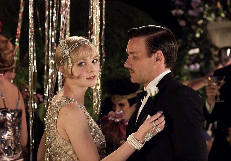 Módne paletové šaty z 20. rokov, zlatá čelenka Gatsby