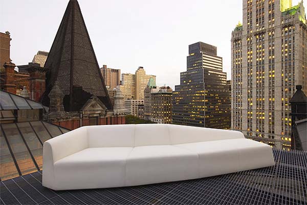 dizajnová sedačka Bernhardt asymetrický dizajn biela