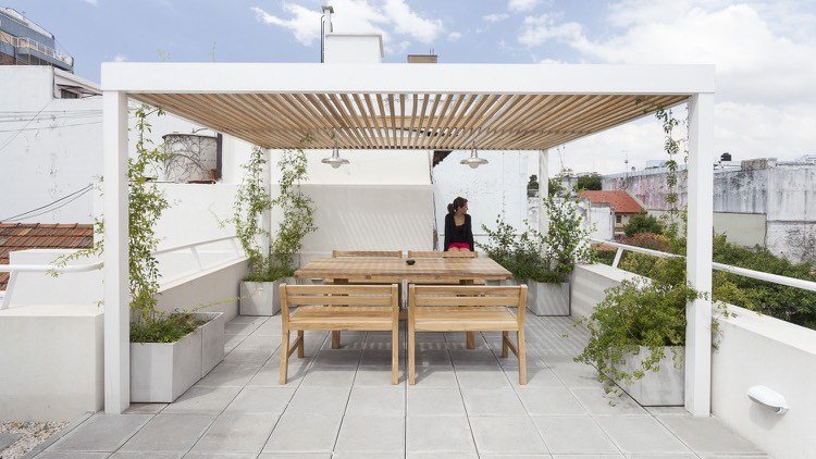 pergola-drevo-biela-vaňa-popínavé rastliny
