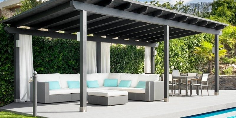 Moderná sivá pergola s ladiacim ratanovým gaučom pergola v záhrade jednofarebný ratanový záhradný nábytok bazén