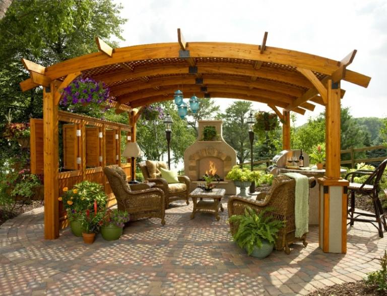 Pergola zakriveného tvaru záhradná pergola oblúkový dizajn krbové sedenie rolety